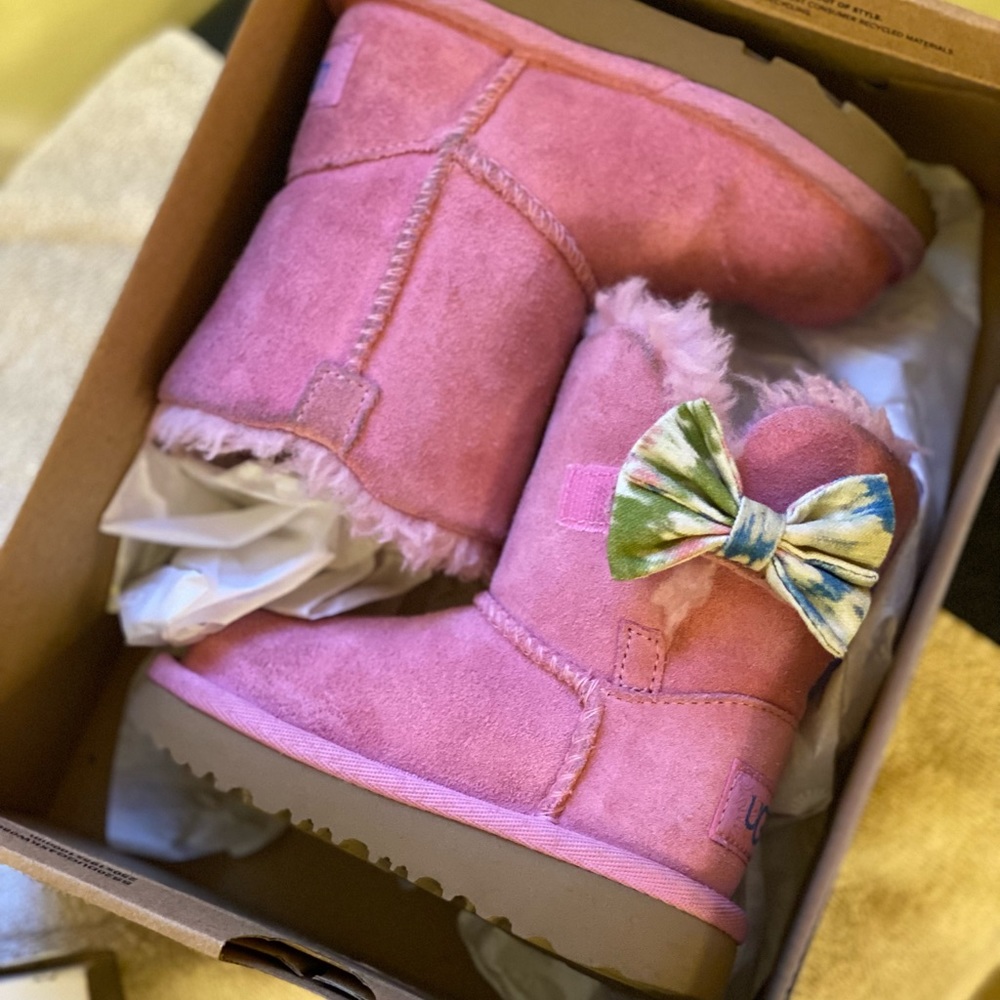 Used toddler ugg boots with bow size 6